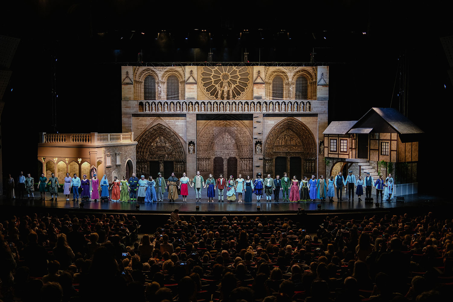 Le final du spectacle La Dame de Pierre - tous les artistes saluent le public devant le décor de la cathédrale