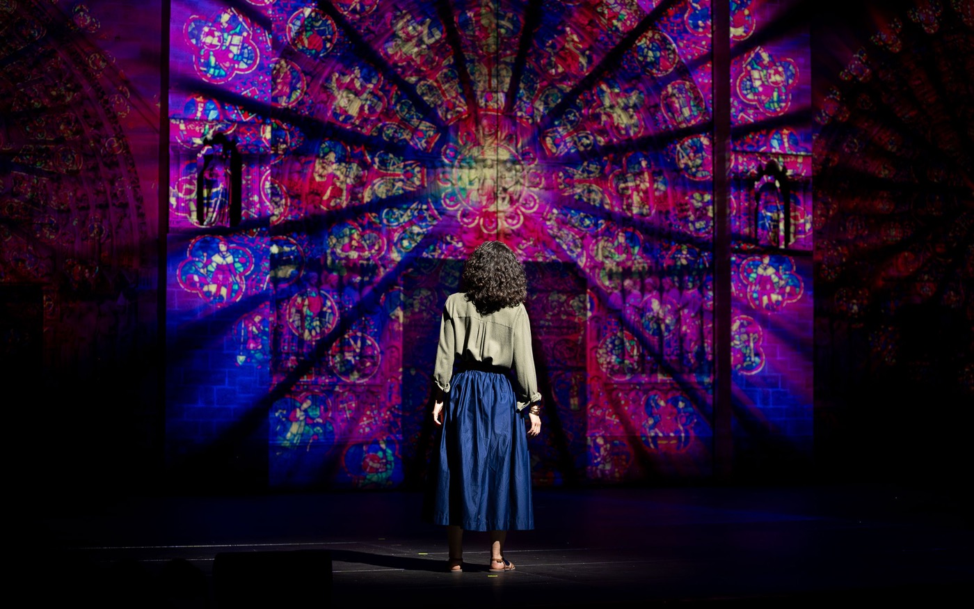 Gros plan sur un costume et le visage d'un artiste du spectacle